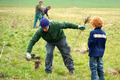 (c) Thomas Alföldi Mehrere Personen beim Pflanzen von Hecken, Foto: Thomas Alföldi, FiBL