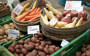 Stand de marché avec des variétés anciennes de légumes